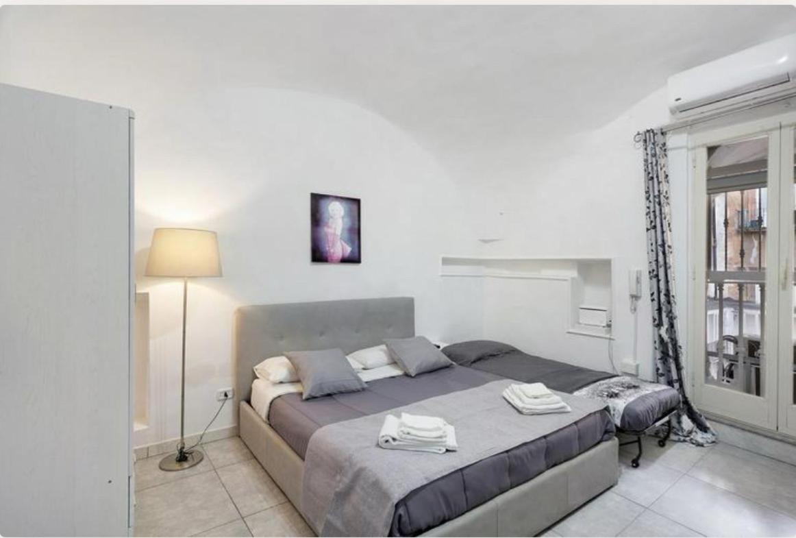 Holiday Home Tarsia Vicino Piazza Dante - Toledo Naples Luaran gambar